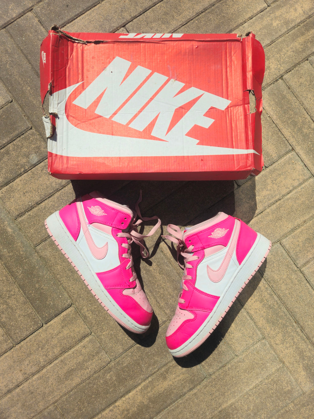 Jordan 1 Mid Pink
