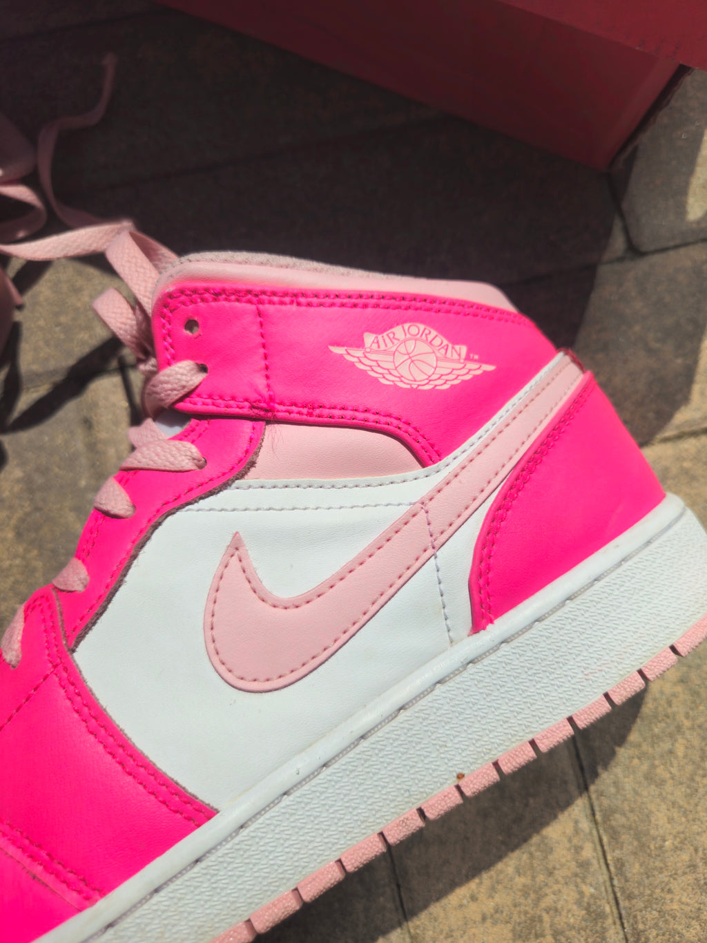 Jordan 1 Mid Pink