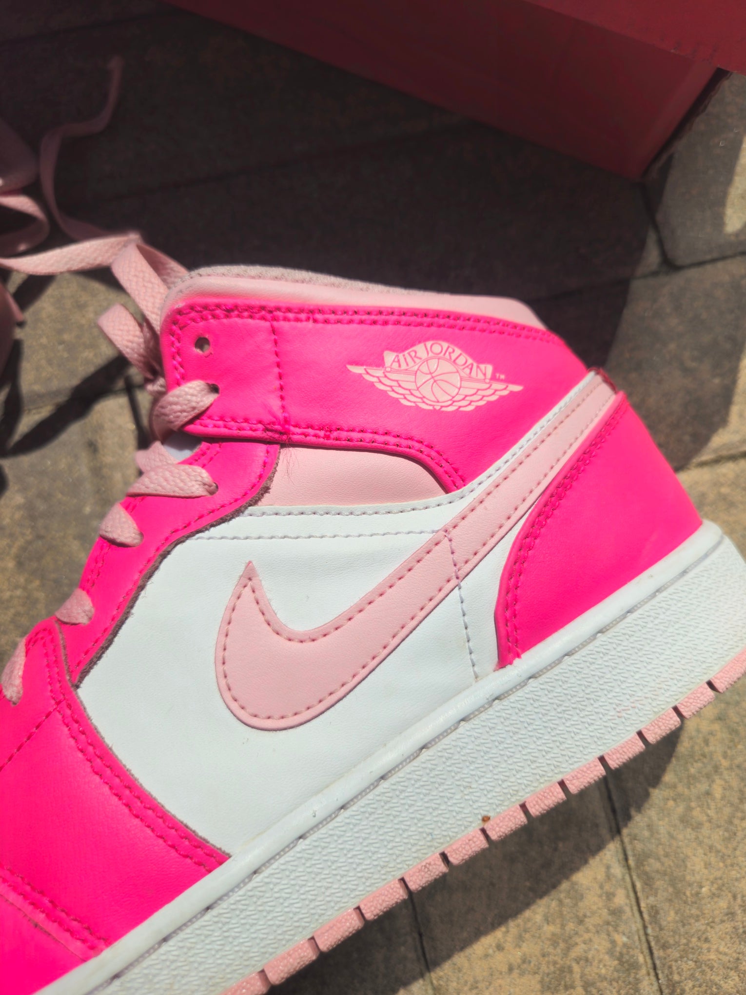 Jordan 1 Mid Pink
