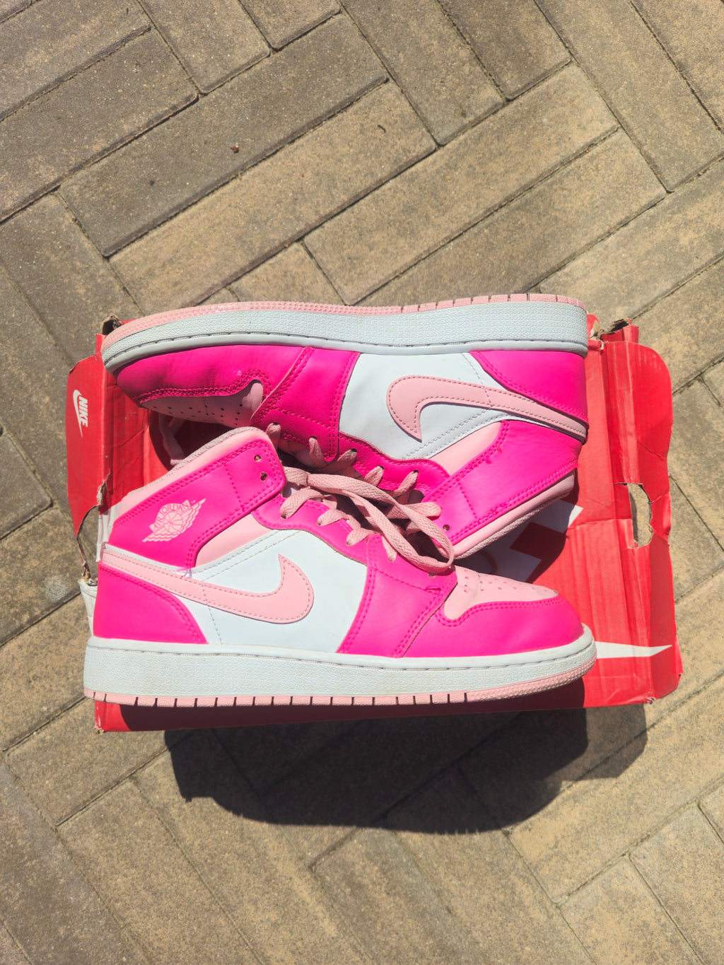 Jordan 1 Mid Pink